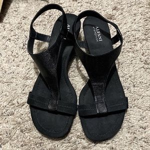 GUC Black Strappy Platform Sandals
